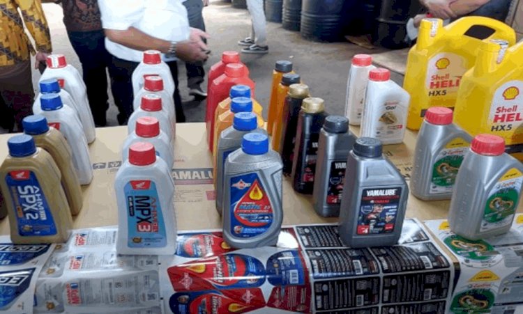Kementerian Perdagangan saat menggerebek oli palsu.
