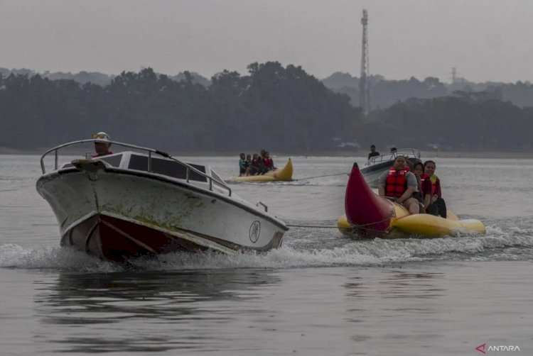ilustrasi - Wahana banana boat di Pantai Carita, Pandeglang, Banten, Sabtu (2/11/2024). ANTARA FOTO/Angga Budhiyanto/YU