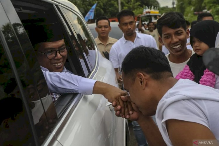 ilustrasi - Gubernur Banten terpilih Andra Soni (kiri) menyalami pendukungnya di kantor KPU Provinsi Banten, Kota Serang, Banten, Kamis (9/1/2025). ANTARA FOTO/Angga Budhiyanto/Spt.