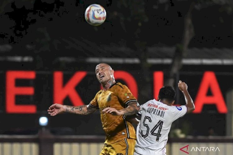ilustrasi - Radja Nainggolan saat masih bermain bersama Bhayangkara FC (kiri). ANTARA FOTO/M Risyal Hidayat/aww.