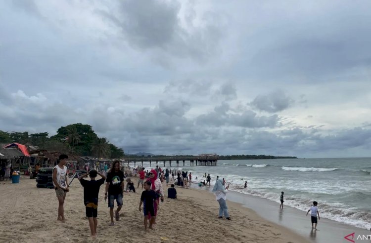 ilustrasi - Wisatawan padati Pantai Anyer di Kabupaten Serang, Banten, Selasa (28/1/2025). ANTARA/Desi Purnama Sari.