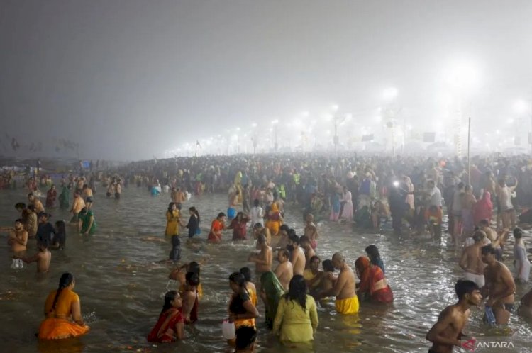 ilustrasi - Sedikitnya 15 orang diduga tewas dalam festival Maha Kumbh India, ritual membasuh diri atau mandi suci di pertemuan tiga sungai yaitu Gangga, Yamuna dan Saraswati, Senin (13/1/2025). ANTARA FOTO/REUTERS/Adnan Abidi/foc/aa.