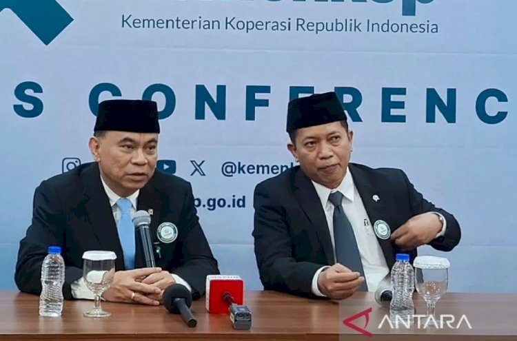 ilustrasi - Menteri Koperasi (Menkop) Budi Arie Setiadi (kiri) bersama dengan Wakil Menteri Koperasi (Wamenkop) Ferry Juliantono (kanan) dalam konferensi pers peresmian pos pengaduan di Jakarta, Kamis (30/1/2025). (ANTARA/Muzdaffar Fauzan)