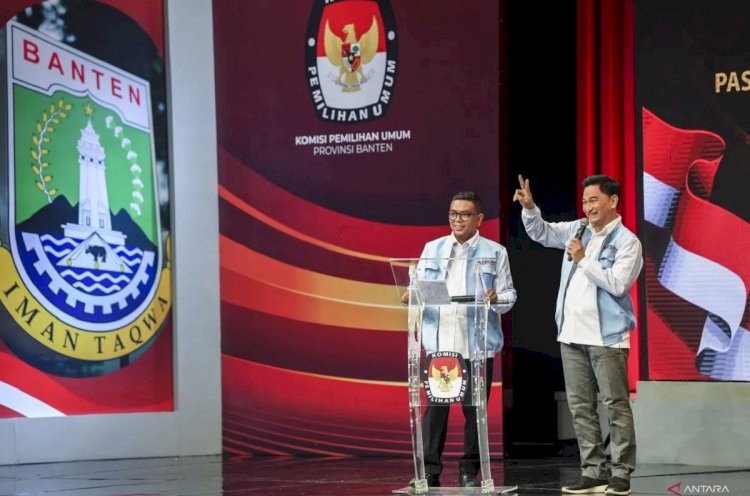 ilustrasi - Cagub-cawagub Banten nomor urut 2 Andra Soni (kiri) dan Achmad Dimyati Natakusumah (kanan) saat mengikuti debat di Jakarta, Rabu (20/11/2024). ANTARA FOTO/Galih Pradipta/tom.