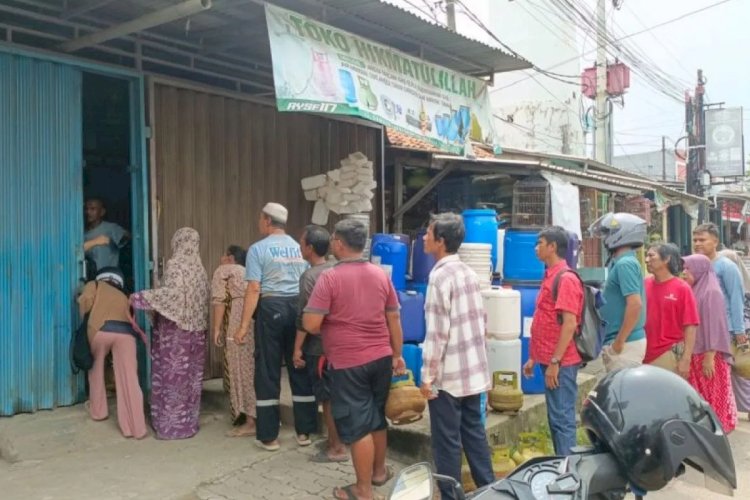 ilustrasi - Situasi antrean elpiji 3 kg imbas kebijakan baru pemerintah di Kelurahan Lopang, Kecamatan Serang, Kota Serang, Senin (3/2/2025). (ANTARA/Dokumentasi Pribadi)