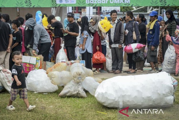 ilustrasi - Warga mengantre untuk menimbang sampah saat kegiatan Sembako Tukar Sampah di Alun-alun Teluk Naga, Kabupaten Tangerang, Banten, Selasa (4/2/2025). ANTARA FOTO/Putra M. Akbar/gp