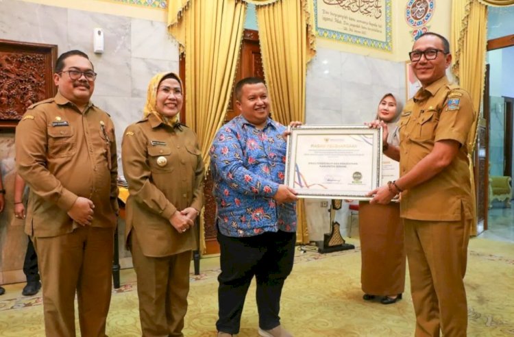 ilustrasi - Kepala Perwakilan Ombudsman RI Provinsi Banten, Fadli Afriadi, menyerahkan penghargaan kepada OPD di Pemkab Serang, Selasa, (4/2/2025). (ANTARA/HO-Pemkab Serang)