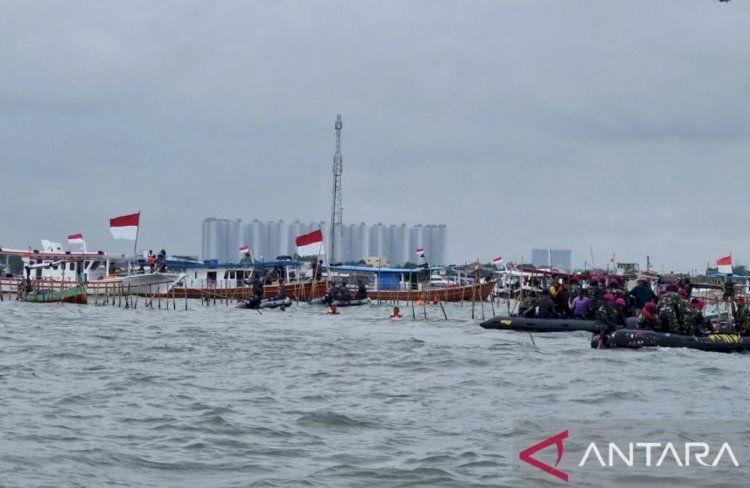 ilustrasi - TNI Angkatan Laut serta nelayan saat melakukan pembongkaran pagar laut di Kabupaten Tangerang, Banten. ANTARA/Azmi Samsul Maarif