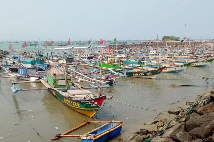ilustrasi - Nelayan pesisir selatan Kabupaten Lebak tak melaut karena tinggi gelombang berkisar 1,25 sampai 2,5 meter. ANTARA/Mansyur