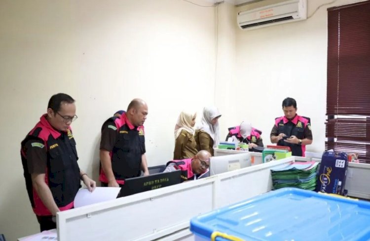 ilustrasi - Tim Penyidik Kejaksaan Tinggi Banten menggeledah dan menyita dokumen terkait dugaan korupsi pengelolaan sampah di Kantor Dinas Lingkungan Hidup Kota Tangerang Selatan, Senin (10/2/2025) (Antara/HO-Kejati Banten)