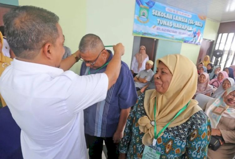 ilustrasi - Pj Wali Kota Tangerang, Provinsi Banten, Dr. Nurdin memberikan apresiasi saat meresmikan SLBKL Kecamatan Karawaci di Griya Harmoni Warga (GHW) RW 05 Kelurahan Nusa Jaya, Rabu, (12/02/2025). ANTARA/HO-Pemkot Tangerang.