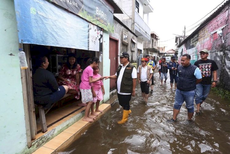 ilustrasi - Pj Wali Kota Tangerang Dr Nurdin menyapa warga terdampak banjir di wilayah Benda pada bulan Januari lalu. (ANTARA/HO-Pemkot Tangerang)