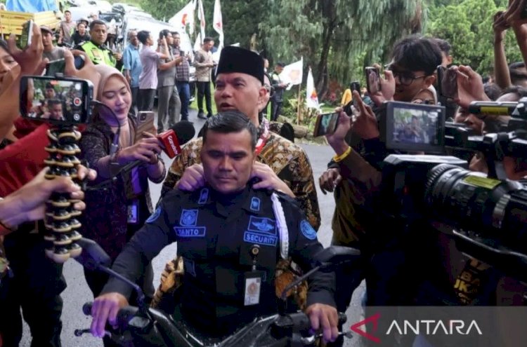 ilustrasi - Anggota DPR RI Ahmad Dhani keluar dari kediaman Prabowo, Hambalang, Kabupaten Bogor, Jawa Barat, Jumat (14/2/2025). ANTARA/M Fikri Setiawan.