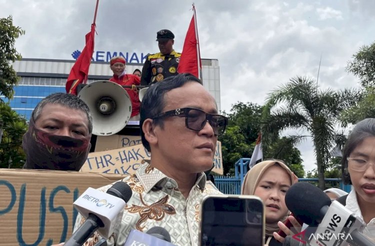 ilustrasi - Wakil Menteri Ketenagakerjaan (Wamenaker) Immanuel Ebenezer Gerungan saat menanggapi pertanyaan awak media di Kantor Kementerian Ketenagakerjaan (Kemnaker) RI di Jakarta, Senin (17/2/2025). (ANTARA/Arnidhya Nur Zhafira)