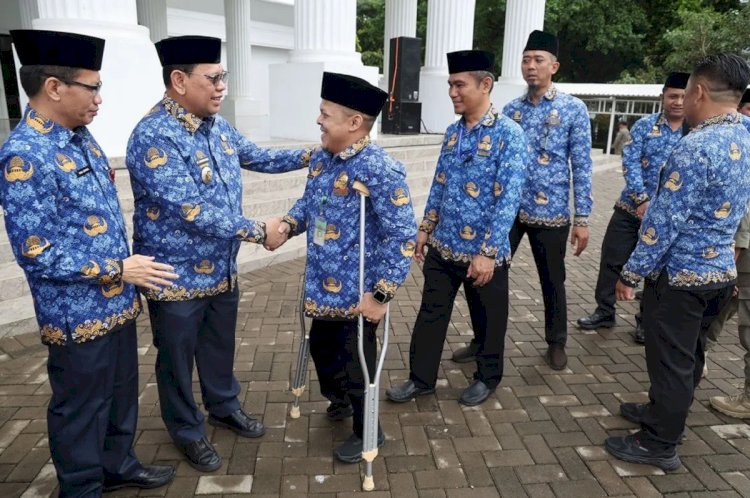 ilustrasi - Penjabat Gubernur Banten A Damenta (dua dari kiri) menyalami anggota perangkat daerah pada pekan terakhir jabatannya di Apel Gabungan Lapangan Kantor Gubernur Banten, Serang, Senin (17/2/2025). (ANTARA/HO-Pemprov Banten)