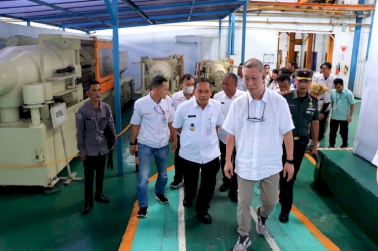 ilustrasi - Pj Wali Kota Nurdin (kiri) saat hadir meninjau proses produksi sekaligus pelatihan tenaga kerja di Perusahaan Industri Plastik yang berlokasi di Kelurahan Batujaya, Kecamatan Batuceper, Rabu, (19/02/2025). ANTARA/HO-Pemkot Tangerang