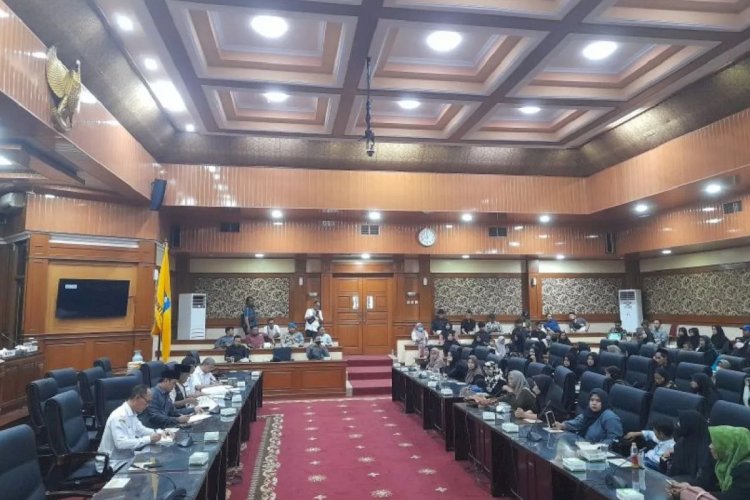 ilustrasi - Jajaran DPRD beserta OPD Pemkab Serang lakukan pertemuan dengan warga Padarincang, di Aula DPRD Kabupaten Serang, Banten, Rabu, (19/2/2025). (ANTARA/Desi Purnama Sari)