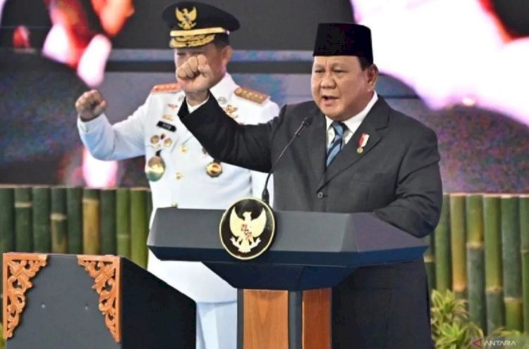 ilustrasi - Presiden Prabowo Subianto (kanan) didampingi Mendagri Tito Karnavian menyampaikan pengarahan dalam upacara pelantikan kepala daerah terpilih di kompleks Istana Kepresidenan, Jakarta, Kamis (20/2/2025). (ANTARA FOTO/Aditya Pradana Putra/foc.)