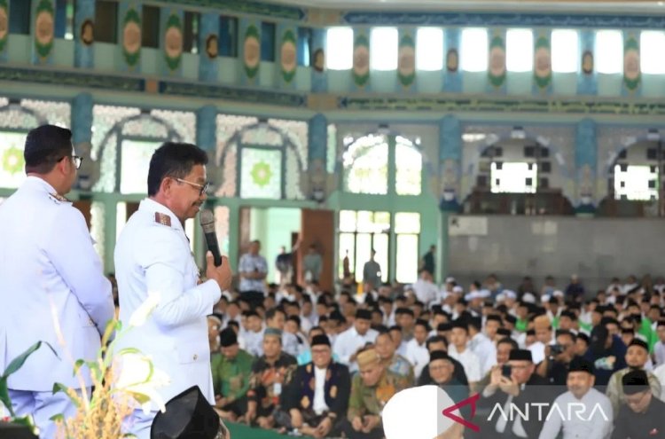 ilustrasi - Wali Kota dan Wakil Wali Kota Tangerang periode 2025-2030 Sachrudin dan Maryono menyapa santri dan berdoa bersama di Masjid Al Azhom usai dilantik Presiden, Kamis (20/2/2025). ANTARA/Irfan