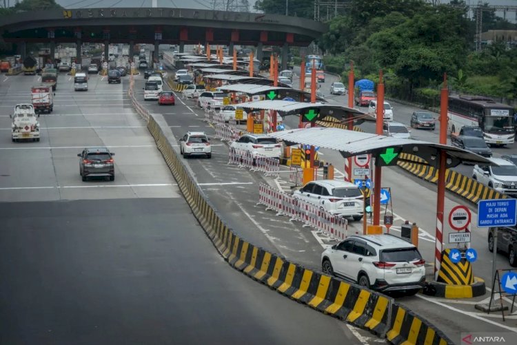 ilustrasi - Pengendara melakukan pembayaran non tunai di Gerbang Tol Cikupa, Kabupaten Tangerang, Banten, Selasa (18/2/2025). ANTARA FOTO/Putra M. Akbar/nz