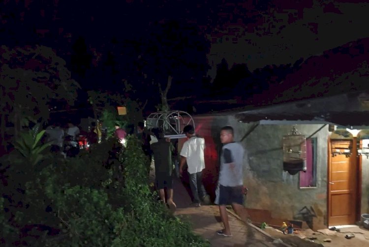 ilustrasi - Sejumlah warga membantu proses pemakaman dua bocah yang tewas tenggelam di Serang, Banten, Jumat (21/2/2025) malam. (ANTARA/HO-BPBD Serang
