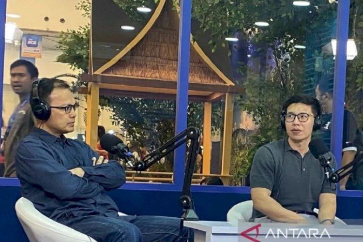 ilustrasi - Chief Economist BCA David Samuel (kiri) sedang memberikan penjelasan mengenai dampak program MBG dan tiga juta rumah bagi ekonomi nasional dalam acara di ICE BSD Tangerang. ANTARA/Irfan