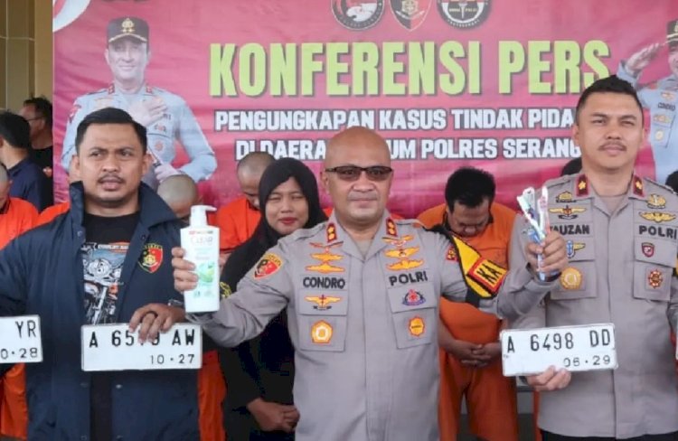 ilustrasi - Kapolres Serang AKBP Condro Sasongko (tengah), di Serang, Senin, (24/2/2025). (ANTARA/HO-Polres Serang)