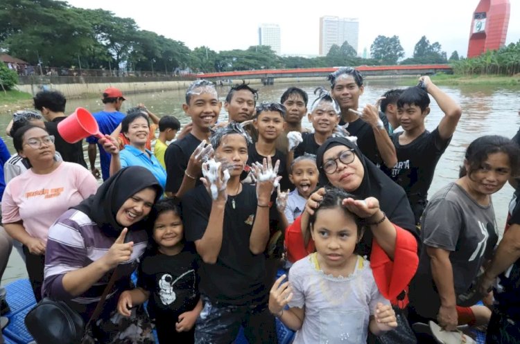 ilustrasi - Warga RW 02 Kelurahan Babakan Kecamatan Tangerang Banten melakukan tradisi ritual keramas bareng di Sungai Cisadane Kamis (27/2/25). ANTARA/Irfan