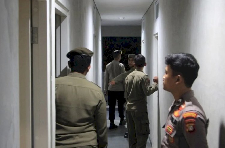ilustrasi - Operasi penindakan Perda Nomor 8 Tahun 2005 tentang pelarangan pelacuran di Kota Tangerang jelang Ramadan dan berhasil mengamankan 17 pasangan bukan suami istri. ANTARA/HO-Satpol PP Kota Tangerang