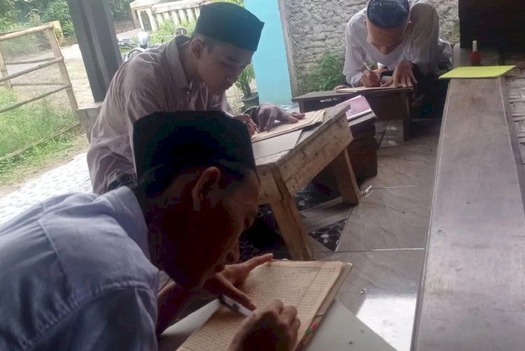 ilustrasi - Tiga santri di pondok pesantren di Kabupaten Lebak tengah mencoret kitab kuning untuk memaknai kitab karangan Syech An Nawawi Al-Jawi Tanara Banten. ANTARA/Mansyur