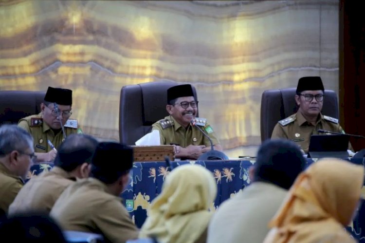 ilustrasi - Wali Kota Tangerang Sachrudin (tengah) didampingi Wakil Wali Kota Maryono (kanan) dan Sekda Herman (kiri) dalam acara rapat evaluasi, Senin (3/3/2025) ANTARA/HO-Pemkot Tangerang