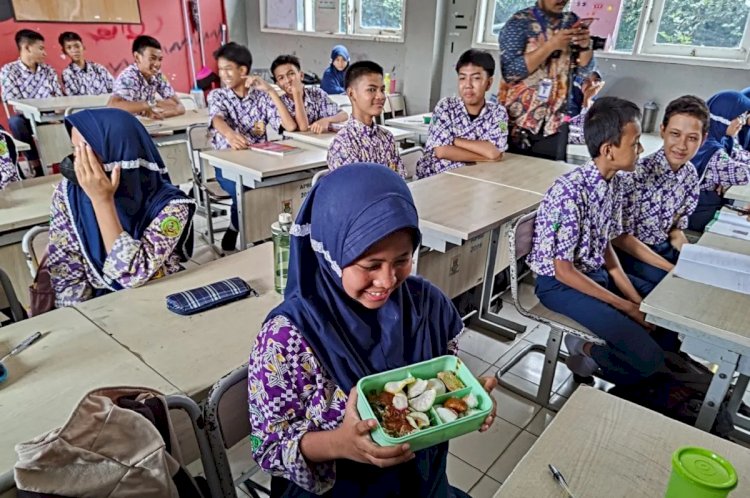 Ilustrasi - Sejumlah siwa/siswi saat mencicipi makanan Program Makan Bergizi Gratis. (ANTARA/Azmi Samsul Maarif)