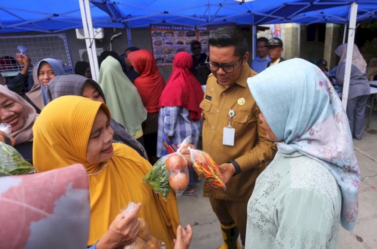 ilustrasi - Wakil Wali Kota Tangerang Maryono Hasan berbincang dengan warga saat meninjau Gerakan pangan murah di Kelurahan Larangan Selatan, Selasa. ANTARA/HO-Pemkot Tangerang