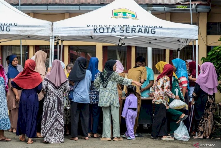 ilustrasi - Warga mengantre untuk membeli paket sembako murah di Kecamatan Walantaka, Kota Serang, Banten, Selasa, (4/3/2025). (ANTARA/Desi Purnama Sari)