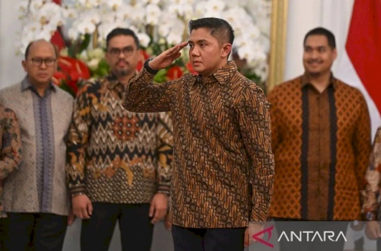 ilustrasi - Mayor Teddy Indra Wijaya (kedua kanan) memberikan hormat kepada Presiden Prabowo Subianto saat pengumuman jajaran menteri Kabinet Merah Putih di Istana Merdeka, Jakarta, Minggu (20/10/2024). ANTARA FOTO/Hafidz Mubarak A/app/Spt/pri.