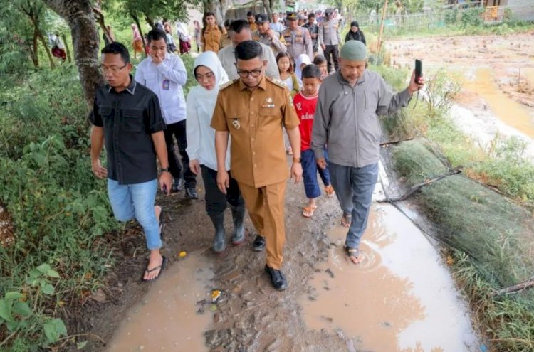 ilustrasi - Gubernur Banten Andra Soni meninjau jalan rusak di Kampung Kademangan, Desa Sukajaya, Kecamatan Pontang, Kabupaten Serang, Senin (10/3/2025). (ANTARA/HO-Pemprov Banten)
