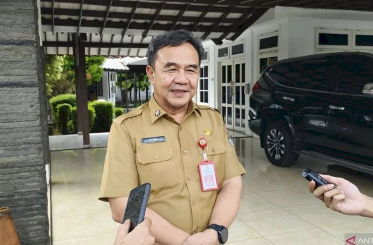ilustrasi - Sekretaris Daerah (Sekda) Kabupaten Tangerang, Soma Atmaja saat memberikan keterangan resmi kepada awak media di Pendopo Bupati Tangerang, Kota Tangerang, Selasa. (Azmi Samsul Maarif)