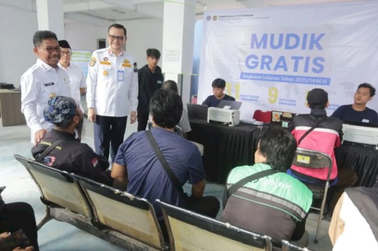ilustrasi - Wali Kota Sachrudin (kiri) didampingi Kadishub Achmad Suhaely saat meninjau proses validasi mudik gratis di Kantor Dinas Perhubungan (Dishub) Kota Tangerang, Rabu (12/3/2025). ANTARA/HO-Pemkot Tangerang