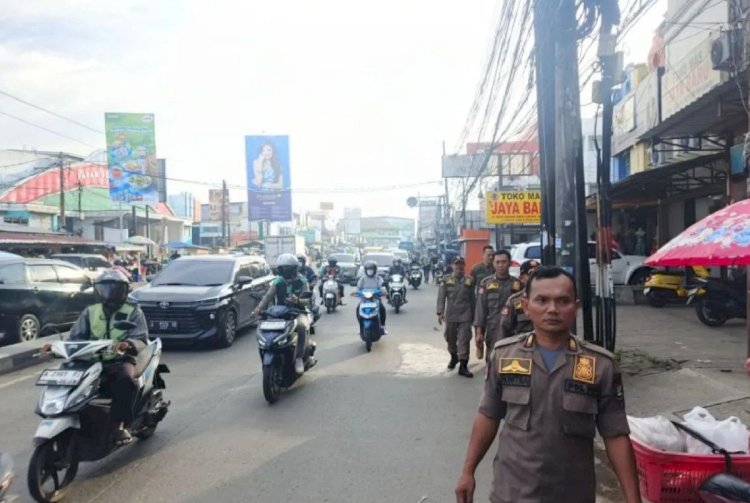 ilustrasi - Satuan Polisi Pamong Praja (Satpol PP) Kabupaten Tangerang, Banten melakukan patroli penertiban umum atas keberadaan sampah visual dan penertiban PKL di daerah itu. ANTARA/HO-Pemkab Tangerang