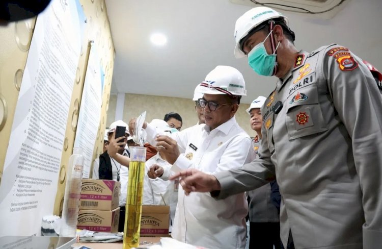 ilustrasi - Gubernur Banten Andra Soni dan Kapolda Banten Irjen Pol Suyudi Ario Seto menguji takaran Minyakita di Kawasan Industri Terpadu Wilmar, Kecamatan Kramatwatu, Kabupaten Serang, Rabu (12/3/2025). (ANTARA/HO-Pemprov Banten)