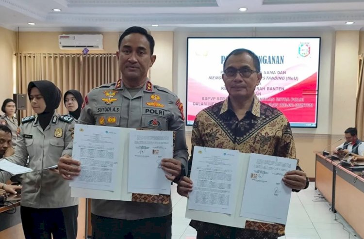 ilustrasi - Kapolda Banten Irjen Pol Suyudi Ario Seto bersama Edi Rivai selaku Direktur Legal, External Affairs, dan Ekonomi Sirkular Chandra Asri Group seusai melakukan penandatanganan MoU di Polda Banten. ANTARA/HO-Chandra Asri