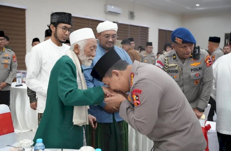 ilustrasi - Kapolri Jenderal Pol Listyo Sigit Prabowo mencium tangan ulama karismatik Banten KH Abuya Muhtadi, Cidahu Pandeglang saat buka puasa bersama di Polda Banten. ANTARA/HO-Polda Banten