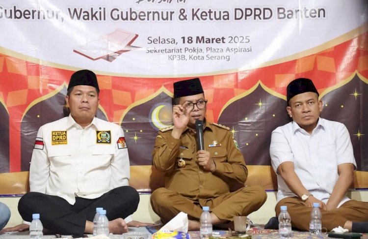 ilustrasi - Ketua DPRD Provinsi Banten Fahmi Hakim (kiri) dan Gubernur Banten Andra Soni (tengah) dalam acara buka puasa bersama Pokja Wartawan Provinsi Banten di Kota Serang, Selasa (18/3/2025). (ANTARA/HO-Pemprov Banten)