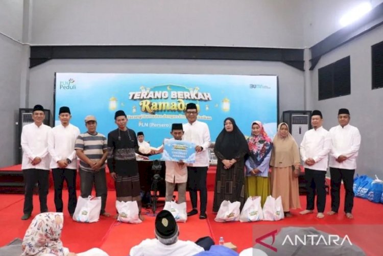 ilustrasi - General Manager PLN UID Banten, Andy Acha bersama jajaran managemen PLN UID Banten secara simbolis menyerahkan paket sembako kepada masyarakat yang membutuhkan. ANTARA/HO. PLN