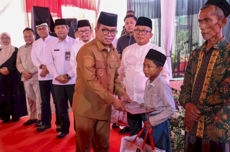 ilustrasi - Gubernur Banten Andra Soni membagikan bingkisan Ramadan kepada anak di acara Kantor Wilayah (Kanwil) Kementerian Hukum Provinsi Banten Berbagi di Kota Serang, Kamis (20/3/2025). ANTARA/HO-Pemprov Banten