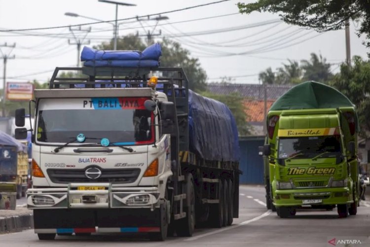 ilustrasi - Sejumlah truk melintas di jalur pantura Lohbener, Indramayu, Jawa Barat, Sabtu (22/3/2025). ANTARA FOTO/Dedhez Anggara/Spt.