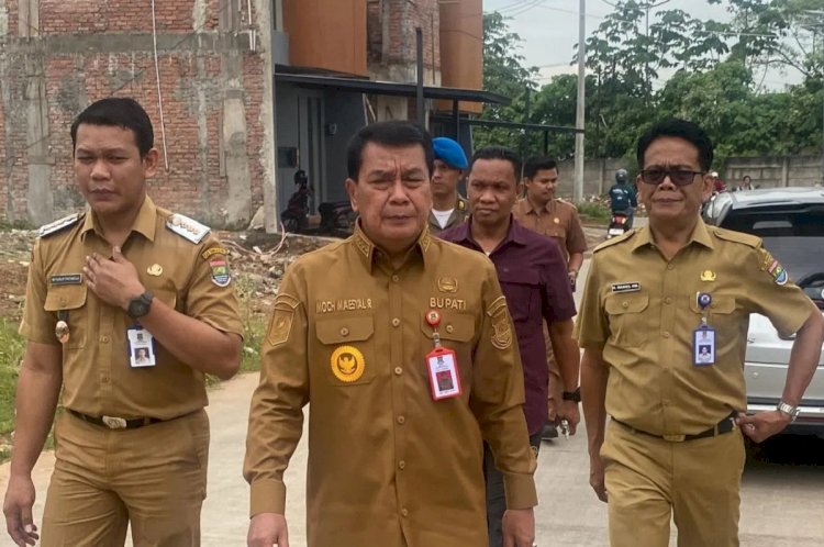 ilustrasi - Bupati Tangerang, Moch. Maesyal Rasyid saat mengecek bocah yang dikurung di rumah kosong di Kabupaten Tangerang. ANTARA/HO/Pemkab Tangerang