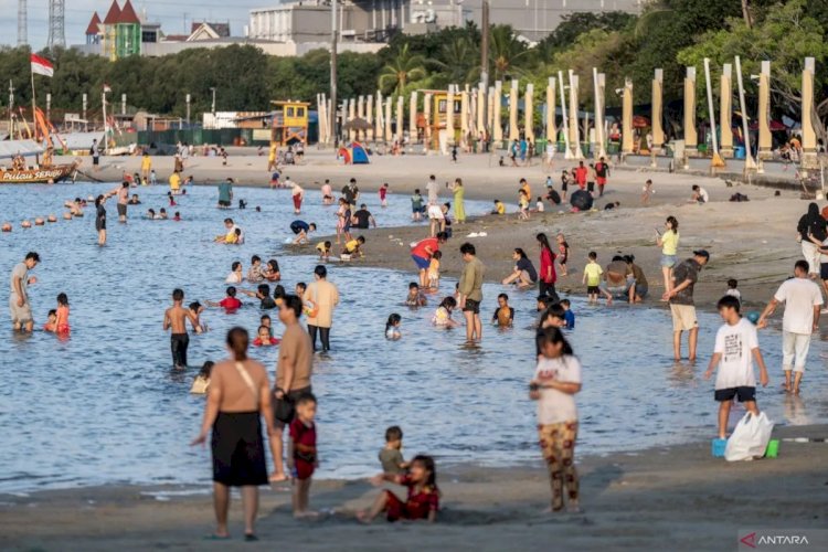 ilustrasi - Suasana pengunjung bermain di pesisir Pantai Lagoon, Taman Impian Jaya Ancol, Jakarta, Sabtu (1/3/2025). ANTARA FOTO/Bayu Pratama S/YU