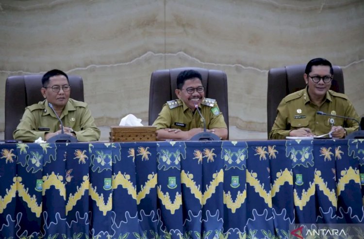 ilustrasi - Wali Kota Tangerang Sachrudin (tengah) bersama Wakil Wali Kota Tangerang Maryono (kanan) dan Sekda Herman Suwarman saat memimpin rapat di Puspemkot Tangerang. ANTARA/Irfan