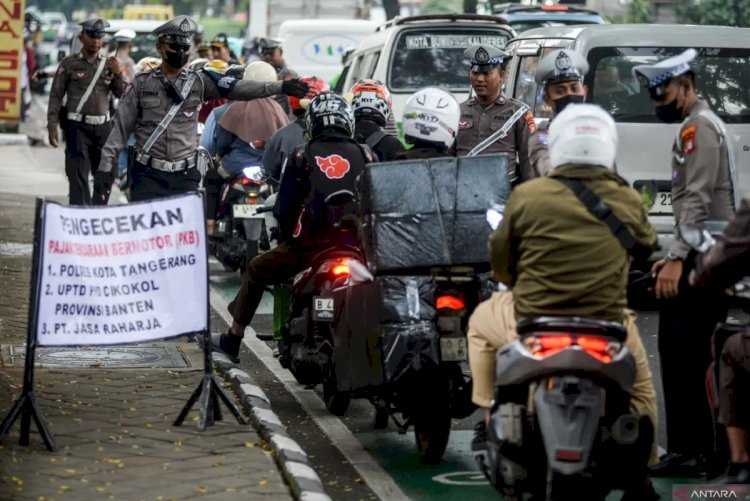 ilustrasi - Polisi mengarahkan pengendara sepeda motor ke tempat pemeriksaan surat kendaraan saat operasi pajak kendaraan di Kota Tangerang, Banten, Kamis (27/2/2025). ANTARA FOTO/Putra M. Akbar/foc.